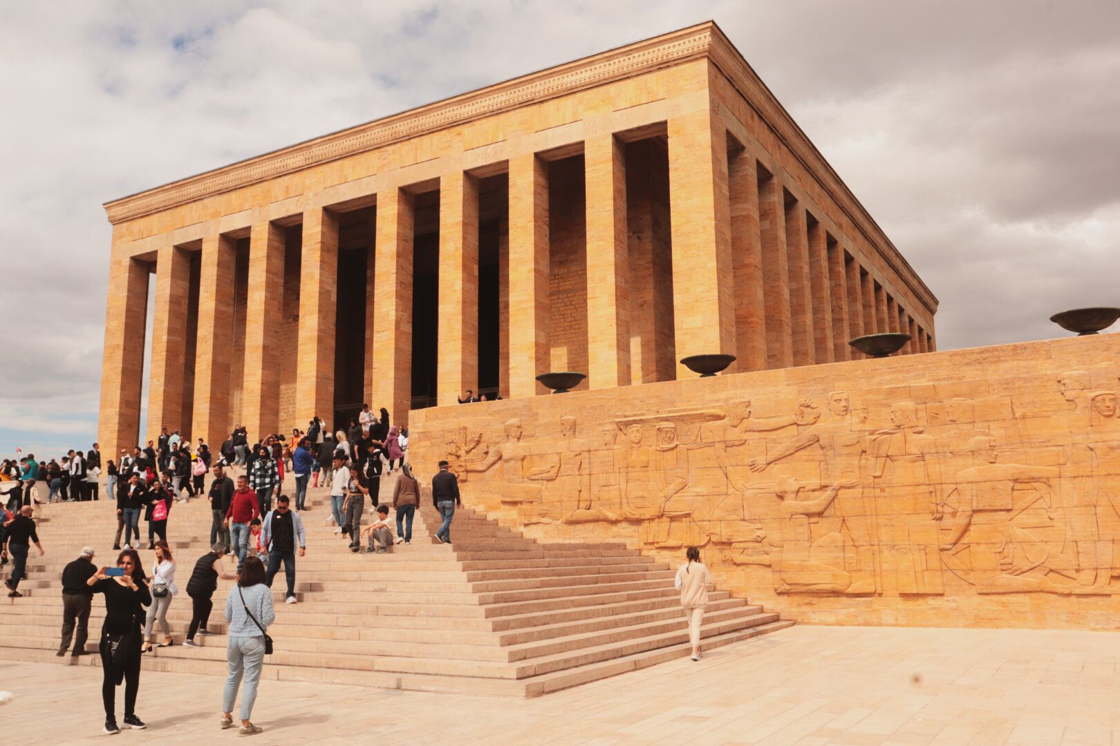 Vista del Mausoleo de Atatürk en Ankara con guardias y arquitectura monumental